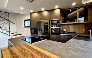 Kühlschrank, Mikrowelle, Ofen, Geschirrspüler