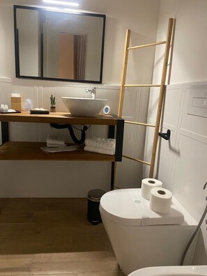 Shower, hair dryer, bidet, towels - AR.b&b in the heart of Naples 3 (Napoli)