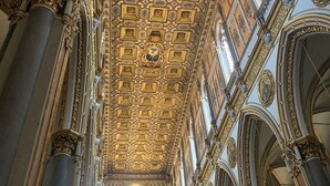 Un intérieur somptueux, avec un plafond haut, des motifs décoratifs élaborés et une architecture de style classique.