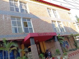 Um edifício com toldo vermelho identificado como 