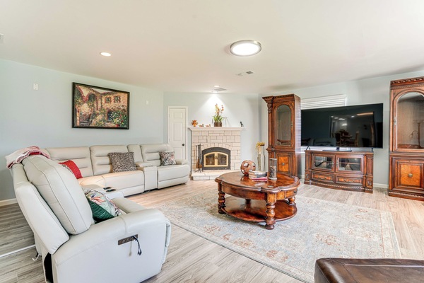 Denison Vacation Rental | 4BR | 3.5BA | 3,350 Sq Ft | 1 Step Required