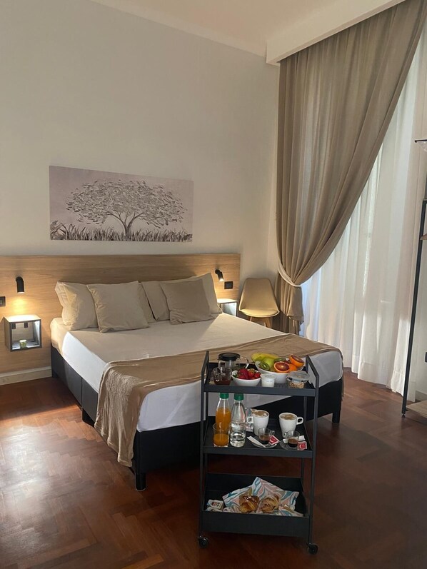 1 غرفة نوم وخزنة داخل الغرفة ومكواة/لوح كي و سرير سفر