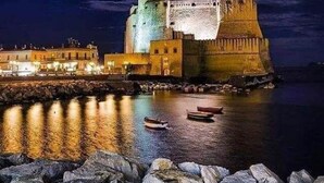 A historic castle with a moat, illuminated by night lighting, and a full moon in the sky. - AR.b&b in the heart of naples 4 (Napoli)