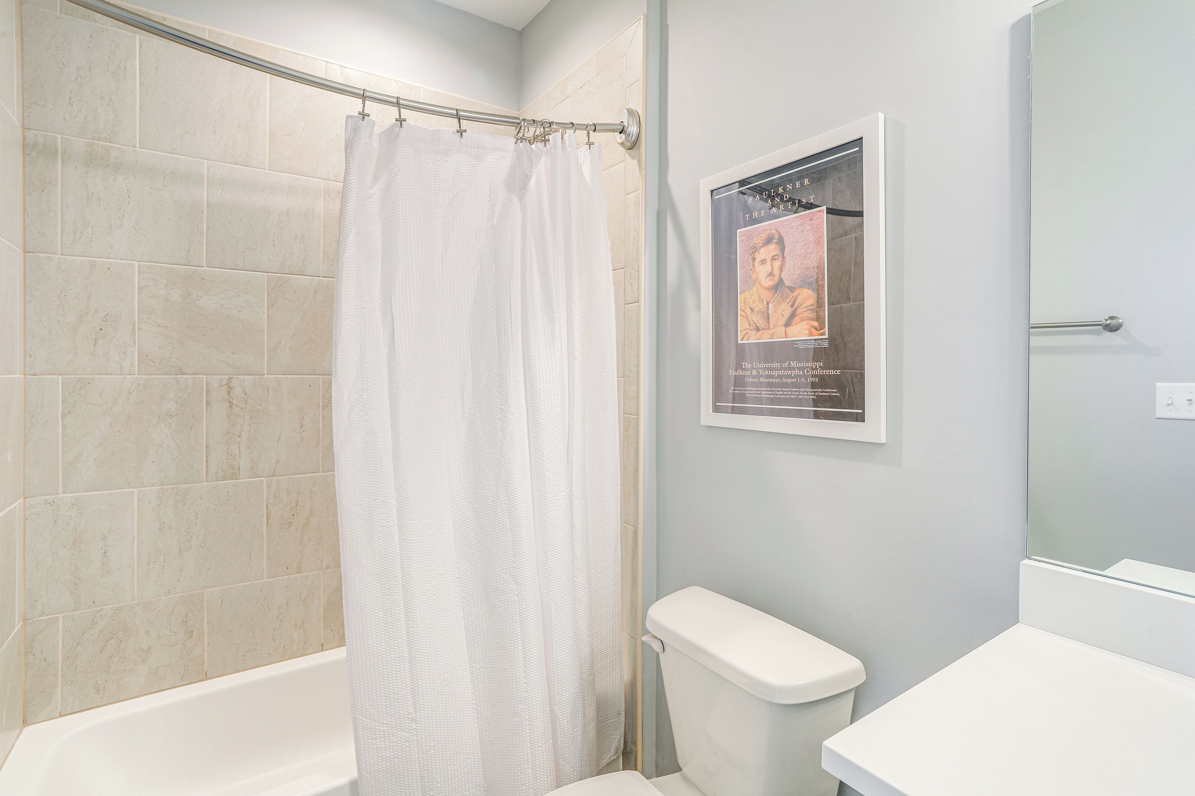 Un baño con ducha, inodoro y lavabo.