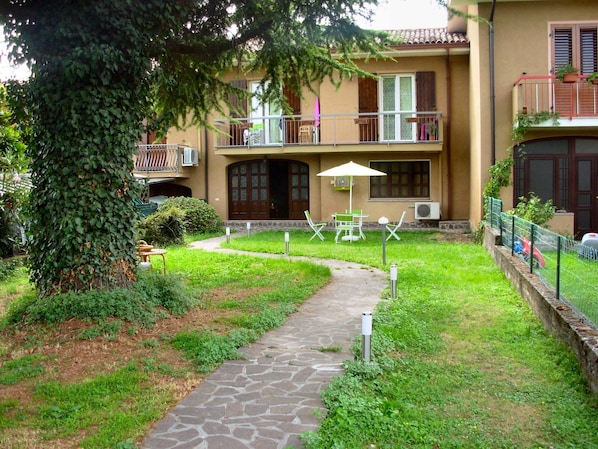 Shared Dormitory, 1 Bedroom, Smoking, Balcony | Garden