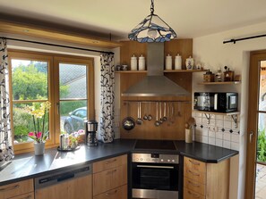 Kylskåp, mikrovågsugn, ugn och spishäll