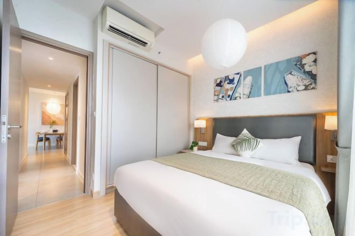 Premium bedding, in-room safe, desk, laptop workspace