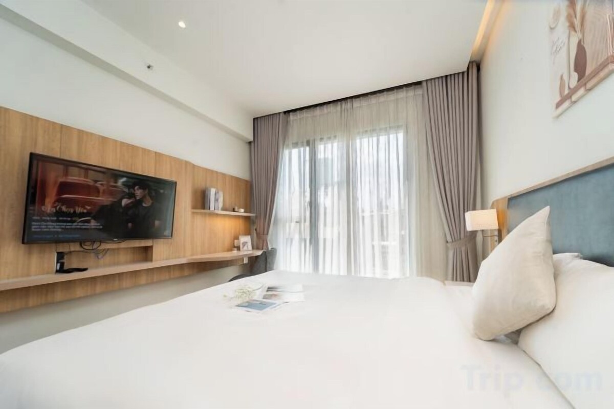 Premium bedding, in-room safe, desk, laptop workspace