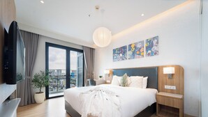 华丽公寓, 3 间卧室, 城市景观 | 高档床上用品、客房内保险箱、办公桌、笔记本电脑工作区