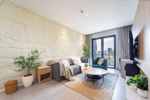 Leilighet – deluxe, 3 soverom, byutsikt | Oppholdsområde | Smart-TV