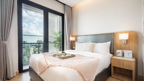 华丽公寓, 3 间卧室, 湖景 | 高档床上用品、客房内保险箱、办公桌、笔记本电脑工作区