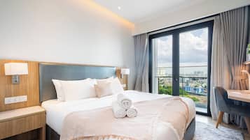 Ropa de cama de alta calidad y caja de seguridad en la habitación