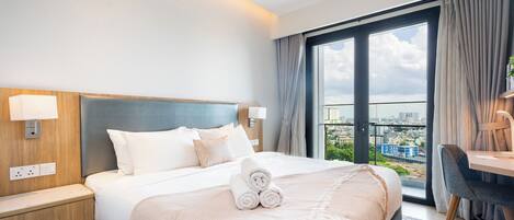 Deluxe Apartment, 3 Bedrooms, Lake View | Premium bedding, in-room safe, desk, laptop workspace