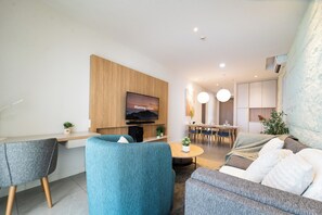 Leilighet – deluxe, 3 soverom, byutsikt | Oppholdsområde | Smart-TV