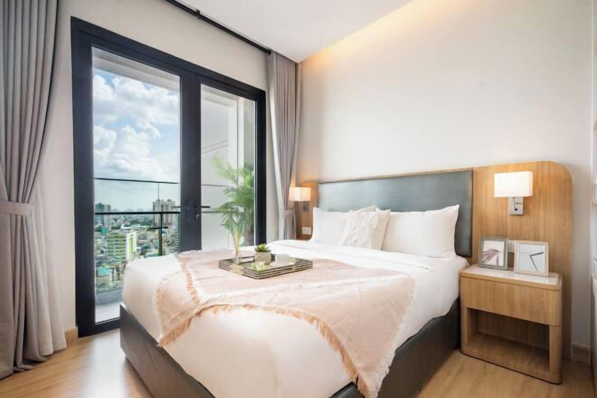 2 kamar tidur, seprai premium, brankas, dan meja kerja