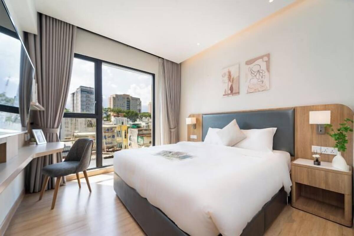 2 kamar tidur, seprai premium, brankas, dan meja kerja