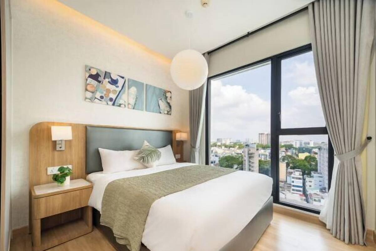 2 kamar tidur, seprai premium, brankas, dan meja kerja