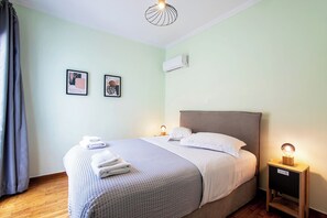2 chambres, coffres-forts dans les chambres, fer et planche à repasser