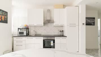 Een magnetron, een oven, een kookplaat, een vaatwasser