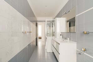 Shower, hair dryer, bidet, towels