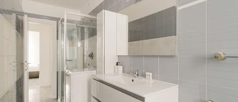 Shower, hair dryer, bidet, towels