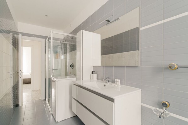 Dusche, Haartrockner, Bidet, Handtücher