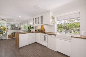 Private kitchen - Modern Cottage | Short Walk to the River (Port Mannum)