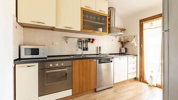 Frigorifero, microonde, forno, piano cottura