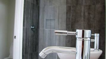 Apartment, 3 Schlafzimmer, barrierefrei, Balkon | Badezimmer
