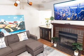 Una Smart TV, una chimenea, un reproductor de DVD