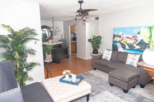 Smart-tv, een open haard en een dvd-speler