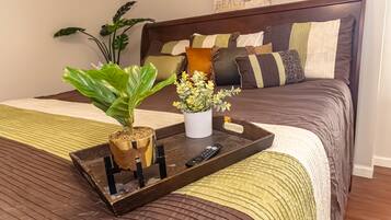 3 bedrooms, desk, iron/ironing board, travel crib