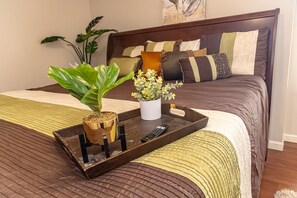 3 slaapkamers, een bureau, een strijkplank/strijkijzer, reisbedje