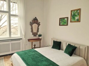 1 habitación, escritorio, tabla de planchar con plancha y wifi 