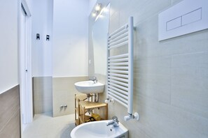 Douche, sèche-cheveux, bidet, serviettes fournies