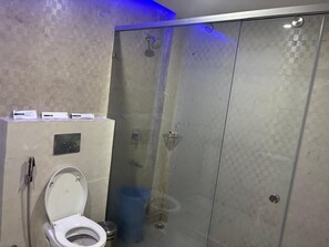 Regadera, amenidades de baño gratuitas, toallas, jabón 
