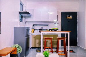 Réfrigérateur, micro-ondes, cafetière/bouilloire, bouilloire électrique