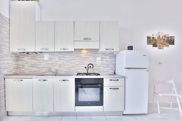 Refrigerador, horno, parrilla de estufa y utensilios de cocina 