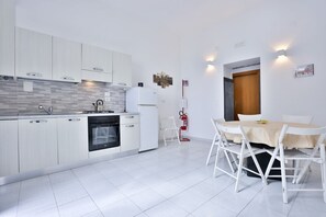 Fridge, oven, stovetop, cookware/dishes/utensils