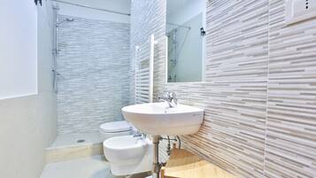 Doccia, asciugacapelli, bidet, asciugamani