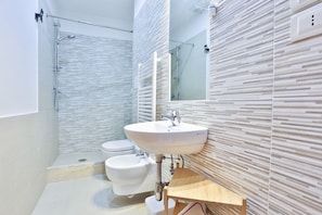Douche, séchoir à cheveux, bidet, serviettes fournies