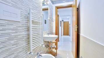 Dusche, Haartrockner, Bidet, Handtücher