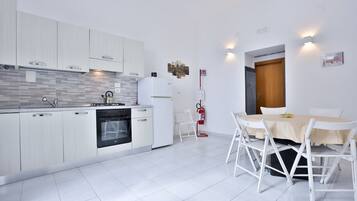 Frigorifero, forno, piano cottura, pentole/stoviglie/utensili