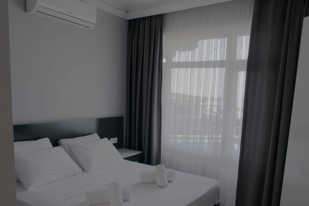 Habitación básica, 1 cama matrimonial, vista al jardín | 1 habitación y wifi gratis