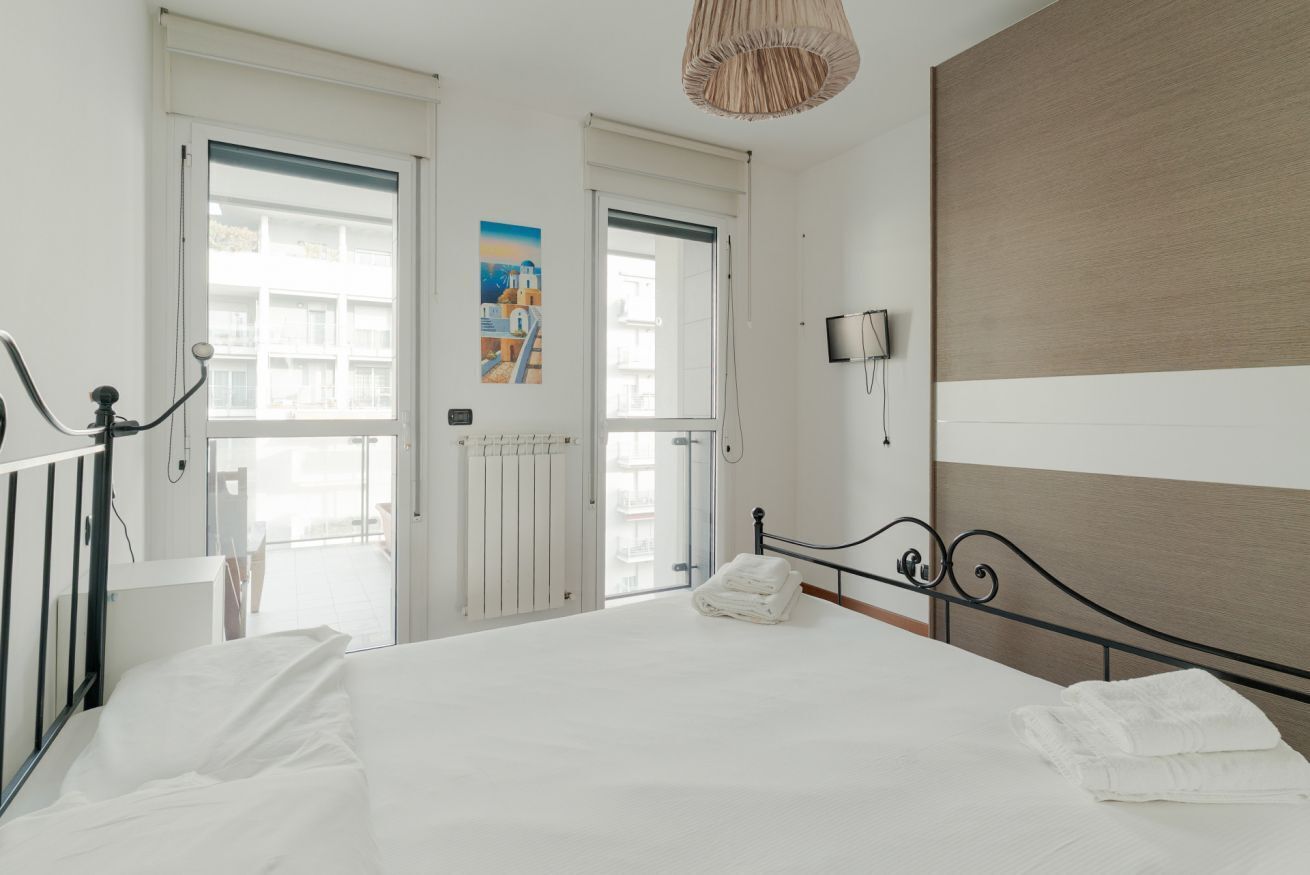 2 bedrooms, desk, iron/ironing board, WiFi