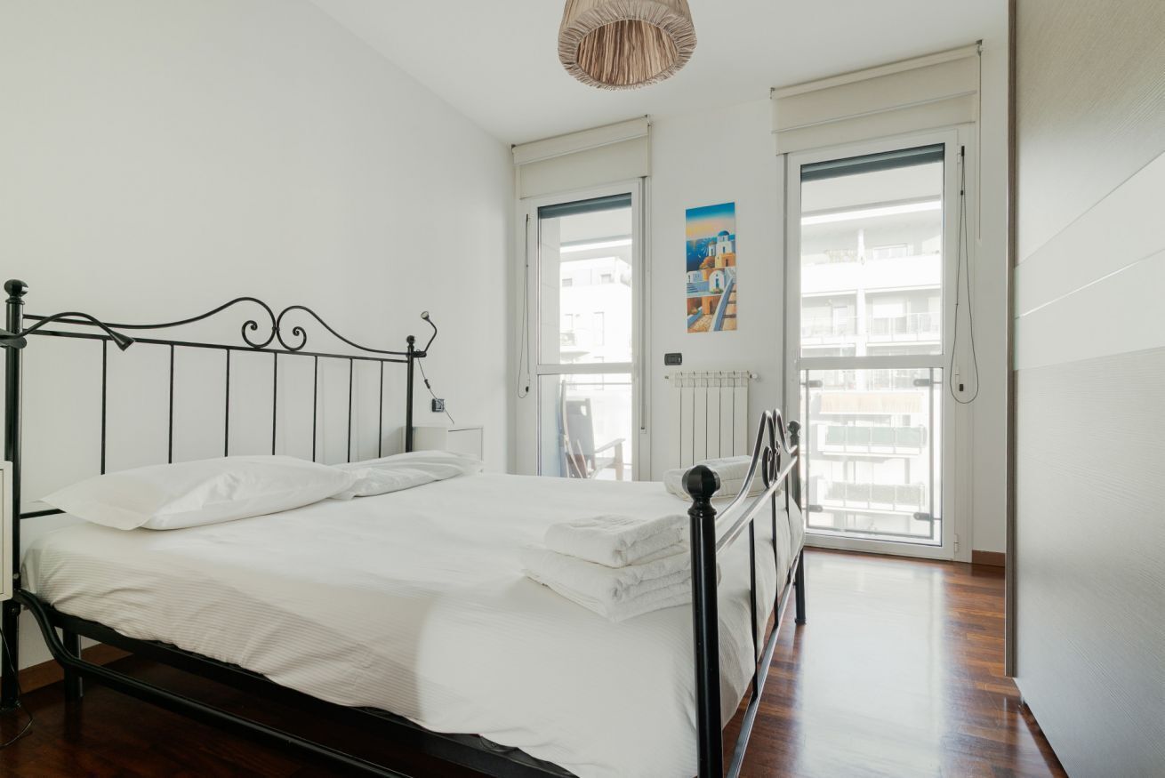 2 bedrooms, desk, iron/ironing board, WiFi