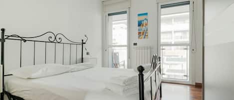2 bedrooms, desk, iron/ironing board, WiFi