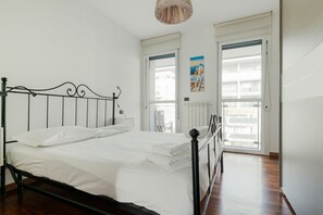 2 slaapkamers, een bureau, een strijkplank/strijkijzer, wifi