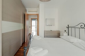 2 bedrooms, desk, iron/ironing board, WiFi