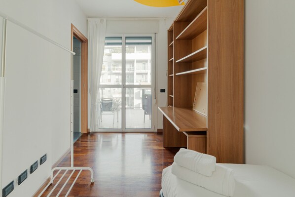 2 habitaciones, tabla de planchar con plancha, wifi y ropa de cama